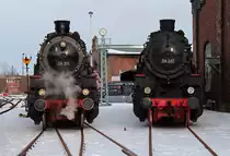 Nach Filmaufnahmen in G�rlitz ging es am 26.03.2013 f�r die 58 311 und ihre Donnerb�chsen wieder zur�ck nach Ettlingen. Beim abendlichen Aufenthalt im S�chsischen Eisenbahnmuseum in Chemnitz-Hilbersdorf kam es zu einem Zusammentreffen mit ihrer dort beheimateten Schwestermaschine 58 261.