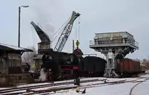 Nach Filmaufnahmen in G�rlitz ging es am 26.03.2013 f�r die 58 311 und ihre Donnerb�chsen wieder zur�ck nach Ettlingen. Beim abendlichen Aufenthalt im S�chsischen Eisenbahnmuseum in Chemnitz-Hilbersdorf wurden die Vorr�te erg�nzt.