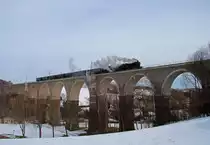 Nach Filmaufnahmen in G�rlitz ging es am 26.03.2013 f�r die 58 311 und ihre Donnerb�chsen wieder zur�ck nach Ettlingen. Hier zu sehen auf dem Viadukt bei Wegefahrt.
