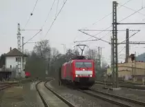 189 051-0 zieht am 06. April 2013 eine 185 und einen gemischten G�terzug durch Kronach.