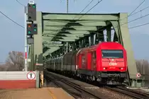 2016 035 mit REX 2521, (Bratislava - Wien) kurz vor seinem Ziel, Wien Hbf. Die Aufnahme entstand am 04.04.2013 in Wien Praterkai.