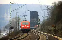 185 271-4 von Railion kommt aus Richtung K�ln mit einem langen gemischten G�terzug aus K�ln-Gremberg nach S�den und f�hrt in Richtung Koblenz  auf der Rechte Rheinstrecke (KBS 465) bei Kasbach-Linz am Kalten 3.4.2013.