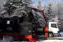 99 7245 am 26.01.2013 beim Bekohlen im Bahnhof Drei Annen Hohne. W�hrend der LKW-Fahrer den kleinen Bagger steuert, �berwacht der Lokf�hrer der genannten Maschine sorgf�ltig den Vorgang. Kurz darauf geht es mit dem Sonderzug  Quedlinburger Brockenexpress  hinauf auf Norddeutschlands h�chsten Berg!