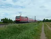 146 115-1 mit einem knapp 10 Minuten versp�teten RE nach Offenburg am 06.07.12 bei H�gelheim.
