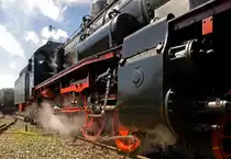 Triebwerk der 38 1301 bei der Arbeit beim Dampflokfest im Bw Nördlingen (Bayerisches Eisenbahnmuseum) am 04.06.2010.

Hersteller: August Borsig Lokomotiv-Werke, Berlin
Fabriknummer: 8115
Baujahr: 1911
ursprüngl. Fahrzeugnr.: Breslau 2451
Betreibernr. z.Z.d. Aufnahme: 38 1301
Ausmusterung: 23.08.1965
Radsatzfolge: 2'Ch2
Vmax (km/h): 100
Leistung (PSi): 1180
Dienstmasse (t): 78
max. Radsatzfahrmasse (t): 16
LüP (mm): 18.590