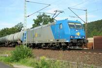 K�nnen Loks sich anschleichen? Bei 185 CL-005 behaupte ich mal: JA! Sonst h�tte ich sie fr�her geh�rt und nicht den Mast mit abgelichtet. Der Kesselwagenzug fuhr auf der Strecke Bebra-Eisenach in Richtung Eisenach.