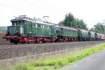 Gl�ck mu� man haben: Der Lokzug des Th�ringer Eisenbahnvereins e.V. auf den Weg zum Osnabr�cker Dampflokfest, gezogen von E44 044 kurz vor Ronshausen (Strecke Eisenach-Bebra). Eigentlich waren J�rgen Steinberger und ich auf Suche nach Z�gen in Richtung des Meininger Dampflokfestes - aber wie immer ist auf nichts Verlass... :-)Gezogen wurden unter anderem E04, E44 und eine 219er Diesellok.