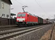 186 334-9 mit gemischtem G�terzug in Fahrtrichtung S�den. Aufgenommen in Ludwigsau-Friedlos am 01.03.2013.