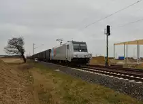 Mariechen kommt gerannt! Die Railpoollok Marie Chanthou alias 185 696-2 kommt am Freitagnachmittag mit dem Northeimer p�nktlich nach halbf�nf am Fotografen nach Nievenheim vorbei gerollt. Kurze Zeit sp�ter h�rt man aus der in der N�he liegenden Alu-H�tte reges Hupen der Werkslok beim Rangieren.5.4.2013