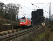 185 102-1 DB kommt aus Richtung Koblenz mit einem langen gemischten G�terzug aus S�den nach K�ln-Gremberg und f�hrt durch Erpel am Rhein und f�hrt in Richtung K�ln auf der rechten Rheinstrecke (KBS 465) am Kalten 3.4.2013.