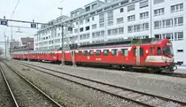 Die nicht ben�tigten RBDe 566 I werden jeweils in Burgdorf, Oberburg (Depot) und in Thun abgestellt. Im Bild wartet Pendel 220 in Thun auf den n�chsten Einsatz, 06.04.2013.