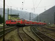 218 436 (vorne) und 218 406 (hinten) waren am 05.04.2013 mit IRE 4231 unterwegs an den Bodensee, als sie die erste Steigung zum Bahnhof Geislingen (Steige) �berwunden haben und kurz darauf einen Halt im Bahnhof einlegen werden.