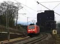185 095-7 DB kommt aus Richtung Koblenz mit einem  Winner-LKW-Zug aus �sterreich nach Wuppertal und f�hrt in Richtung K�ln  auf der rechten Rheinstrecke (KBS 465) bei Er�el am Rhein am Kalten 3.4.2013.