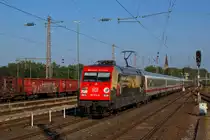 Auf die Unicef-Beklebung folgte an der 101 016 direkt die S�dafrika-Folie mit dem Giraffenmotiv, welches am 11.8.2012 durch M�lheim-Styrum fuhr