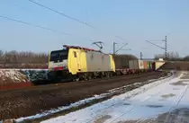An einem sonnigen Morgen im M�rz 2013 war ES64F4 202 zwischen Nordstemmen und Elze (KBS 350) mit einem Containerzug auf dem Weg Richtung S�den.
