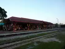 Der Bahnhof Hua Hin in der Abendsonne am 13.01.2013 w�hrend ich auf den International Express 35 warte.