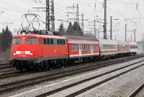 Ebenfalls frisch aus der HU ist die 115 459-0 mit dem PbZ 2461 von Stuttgart in M�nchen Pasing am 06.04.2013 Rechts im Bild sieht man die feste qualmende Bremse des Autozugwagens