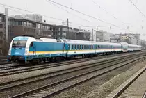 Die 183 003 zieht den Alex von Hof nach M�nchen durch Laim am 06.04.2013