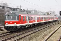 Die 218 471 jagt ihren RE von Memmingen nach M�nchen durch Laim am 06.04.2013