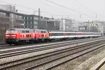 Die 218 418-2 + 218 405-9 rennen mit dem EC von Z�rich nach M�nchen durch Laim am 06.04.2013