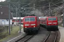 Zugkreuzung in Hochzirl :
DB 111 005-5 und DB 111 026-1 kreuzen sich am 04.04.13 im Bahnhof Hochzirl.
Durch die geringe Versp�tung des Zuges aus M�nchen (bespann mit 111 026) erh�lt der Zug aus Innsbruck die zuerst die Ausfahrt.