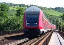 Im Zeitalter der Triebwagen ist es nur noch eine Frage der Zeit, bis die Steuerwagen aus dem Bereich Regionalverkehr verschwunden sind.

Eine 143er schiebt den Regional Express Saarbr�cken - Koblenz �ber die Moselbr�cke bei Pfalzel.
Bahnstrecke 3010 Koblenz - Perl/Grenze - KBS 690

22.07.2012