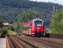 Hamsterb�ckchen Nachschu� - Ich bin mal gespannt wie sich die Talent 2 im harten Betriebsalltag bew�hren werden.

Heute kommen die Fahrzeuge oft vom Rei�brett direkt auf die Gleise, Erprobungen kosten Zeit und Zeit ist Geld. Unsere Gesellschaft legt nur noch Wert auf Rendite.

442 202 RB Trier - Koblenz hat die Moselbr�cke bei Pfalzel �berquert und f�hrt in Bahnhof von Pfalzel ein.

:-)) Dass der Zug gleich h�lt sieht man an den brennenden Bremsleuchten :-))

Rechts ist der Schornstein des ehemaligen Bahnbetriebswerks Ehrang zu erkennen.

22.07.2012 KBS 690