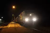 Mit dem letzten Zug von M�nchen Hbf nach Innsbruck Hbf �ber die Mittenwaldbahn f�hrt am 04.04.13 die DB AG 111 039-7 mit Werbung f�r den Deutschen Alpenverein (DAV).
Hier ist die Lok beim Halt in Scharnitz zu sehen.
Leider hielt die Lok nicht wie urspr�nglich geplant und so musste in aller Hektik das Stativ neu positioniert werden, daher ist jetzt nicht mehr viel vom Bahnhofsgeb�ude zu sehen.