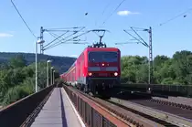 Die Sonne knallte auf die Moselbr�cke bei Pfalzel und h�llte Alles in grelles Licht und es war gar nicht so einfach den richtigen Winkel heraus zu finden, damit es nicht gar zu grell wurde.

Die im Februar 2012 frisch in der Hauptuntersuchung gewesene 143 822 (neuer Lack ohne Kontrollziffer) bringt den Regional Express von Koblenz nach Saarbr�cken �ber die Mosel. In 3 Kilometern ist Trier Hbf. erreicht.

KBS 690 22.07.2012