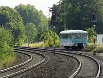 Tsch�� und vielen Dank f�r die sch�ne Fahrt - 


Am 11 August 2012 waren wir mit der Ferkeltaxe (772 155-8) auf der Wisentatalbahn - Sch�nberg/Vogtland - Schleiz/West unterwegs.

Mit Tempo 20 ging es durch das Tal der Wisenta von Sch�nberg/Vogtl. (Sachsen) nach Schleiz-West (Th�ringen)

F�r die runden 16 Kilometer brauchte unsere Ferkeltaxe gute 45 Minuten.

Aber die Zeit spielte ja keine Rolle. Die wundersch�ne Landschaft mit Wiesen und W�ldern, sowie Teichen und Stauseen zieht den Reisenden in den Bann.

2006 wurde der Personenverkehr und 2008 der Gesamtverkehr still gelegt. Seit Dezember 2011 ist die volle Streckenl�nge wieder befahrbar.

Nach dem Tagespensum f�hrt 772 155-8 von Sch�nberg zur  �bernachtung  nach Reuth.