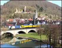 182 524 der WLC mit einer Baumaschiene f�r die Bahnbaugruppe am 07.04.13 in Gem�nden am Main