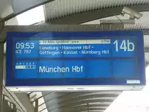 Hier der Zugzielanzeiger des ICE 787 nach M�nchen Hbf auf Gleis 14. Planm��ige Abfahrt ist um 09:53 Uhr. Hamburg Hbf. 4.April 2013.