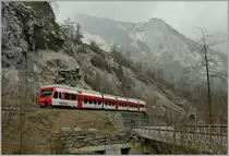 Der  neue  TMR RABe 527 als Regionalzug 26166 unterwegs nach Orsi�re kurz nach Sembrancher. 
 7. April 2013 