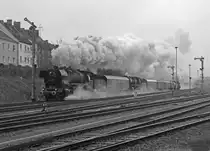 Lokzug mit 44 1486-8, 50 3708-0 und  41 096 am Zugschlu�, sowie diversen Begleiterwagen und Wagen des  Salzlandexpress  von Sta�furt zum Dampfloktreffen nach Dresden, 05.04.2013. Hier die Durchfahrt durch den Bahnhof Berburg/Anhalt. Auf Grund von r�udigem Wetter in s/w.