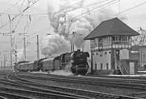Lokzug mit 44 1486-8, 50 3708-0 und  41 096 am Zugschlu�, sowie diversen Begleiterwagen und Wagen des  Salzlandexpress  von Sta�furt zum Dampfloktreffen nach Dresden, 05.04.2013. Hier die Ausfahrt aus dem Bahnhof K�then/Anhalt. Auf Grund von r�udigem Wetter in s/w.