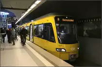 Stuttgarts Neue - 

Der neue Stuttgarter Stadtbahnwagen konnte heute in der Haltestelle  Killesberg  von den zukünftigen Fahrgästen in Augenschein genommen werden. Die neue abgerundete Form wirkt meiner Meinung nach wesentlich eleganter, als bei den Vorgängermodellen. Insgesamt eine positive Weiterentwicklung des bisherigen Designs. 

07.03.2013 (M)