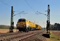Sechsachser Dieselpower naht, die Wiebe 320 001-1 kommt am Sonntag den 7.4.2013 mit einem Bauzug bei Meerbusch unweit der L30 Br�cke heran gefahren auf der Kbs 495 in Richtung Osterath. 