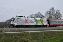 Die neuste �BB-Taurus Werbelok im  Frontrunner Look  1116 130-6 als Korridorzug auf dem Weg nach Kufstein auf Bayrischer Seite bei �bersee am Chiemsee am 07.04.13.