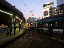 Die ältesten Strassenbahnwagen von Hiroshima - die Wagen aus Ôsaka, Serie 751: Wagen 768 im letzten Tageslicht am Bahnhof Hiroshima. 6.Dezember 2010. 