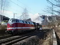 118 770 bei der Durchfahrt mit Dampflok und Personenwagen in Rathen.
07.04.13