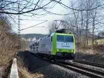 185 543 der Captrain durchf�hrt am 7.4.13 mit ihrem Hyundai Autozug Strand bei Rathen