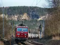 180 013 Kn�del, zieht ihren Kesselwagenzug am 7.4.13 durch Stand bei Rathen.