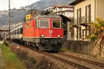 Die Re 4/4II auch Re 420 bei der Ausfahrt mit einem Personenzug aus dem Bahnhof Locarno in Richtung Z�rich am 01.01.12 Dies sind Universallokomotiven der SBB und kommen dementsprechend vor allen Kategorien von Reisez�gen wie auch G�terz�gen zum Einsatz. 