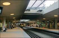 Nach oben offen -

Der 1998 fertigestellte Flughafenbahnhof Kobenhagen Kastrup ist der dritte neue Bahnhof enlang der Øresundbahn in Dänemark. Regionalzüge enden hier, während der Øresund-Express und IC-Züge weiter durch den Tunnel und über die Brücke nach Schweden fahren. Ähnlich vieler der neueren Stuttgarter Stadtbahnhaltestelle ist dieser tiefliegende Bahnhof nach oben offen. Ab nächste Jahr wird auch die Metro (Linie M2) zum Flughafen fahren, deren Hochbahnhof ist schon nahezu fertig. 

23.08.2006 (M)