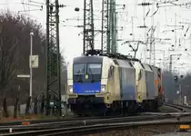182 566-0 und 182 520-2 beide von der Wiener-Lokalbahn Cargo kommen aus Richtung Koblenz mit einem langen Containerzug aus S�den und fahren durch K�ln-Gremberg in Richtung K�ln-Kalk am Kalten 3.4.2013.