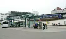 Der Hafenbahnhof in Friedrichshafen am 5.4.13: Oben halte die Z�ge direkt vor dem Zeppelinmuseum, unten treffen sich die Stadtlinienbusse. 
