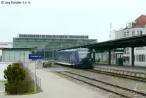 BOB-VT 65 wartet im Friedrichshafener Hafenbahnhof am 5.4.13 auf die R�ckfahrt. Hinter dem Zug liegt das Zeppelinmuseum und dahinter der Bodensee.
