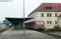 928 564 verl�sst am 5.4.13 in Friedrichshafen Gleis 2 des Hafenbahnhofs. Das Zeppelinmuseum am linken Bildrand entstand 1993 bis 1996 durch den Umbau des Bahnhofsgeb�udes.
