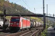 DB 185 403 am 21.10.12 mit einem gemischten G�terzug in Linz am Rhein.