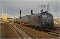 boxXpress 185 574 mit dem  LKW Walter -Zug am 07.04.2013 in Berlin Sch�nefeld Flughafen
